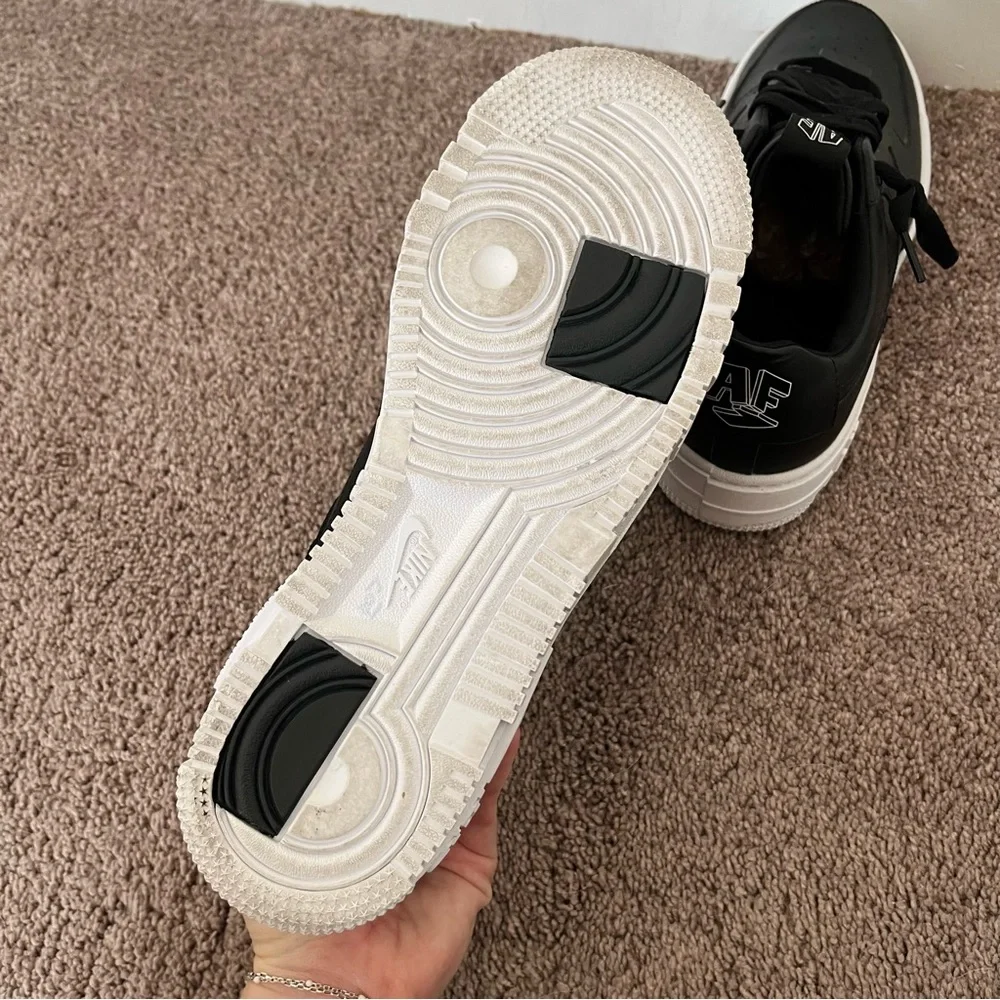 Nike Women's Black and White Sneakers - Picture 7 of 10